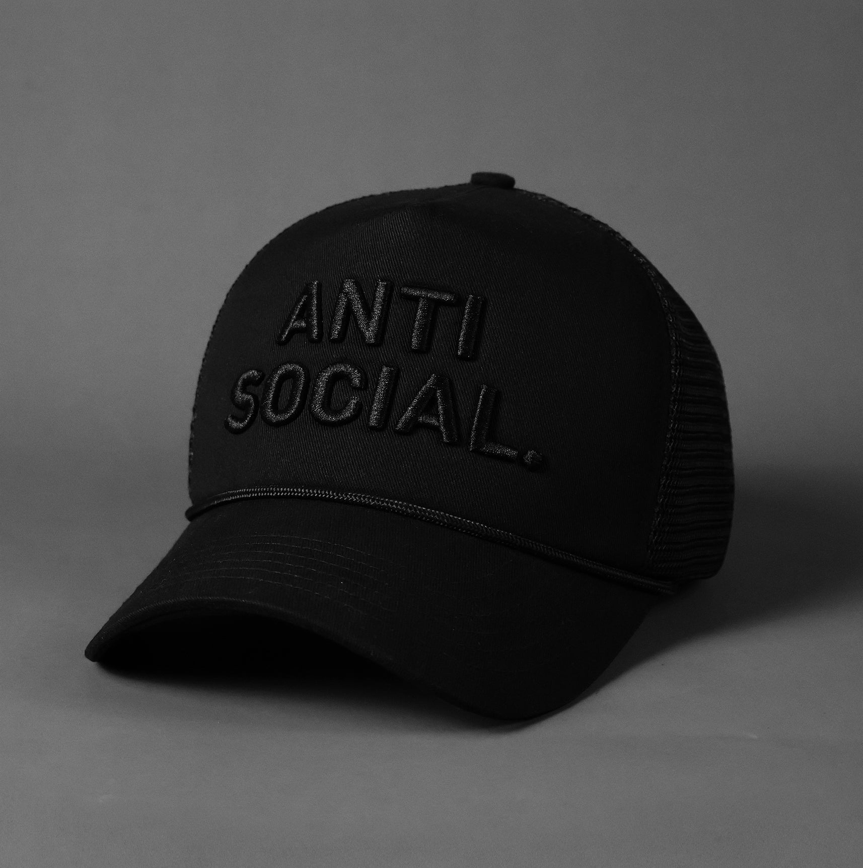 ANTI SOCIAL – Massov